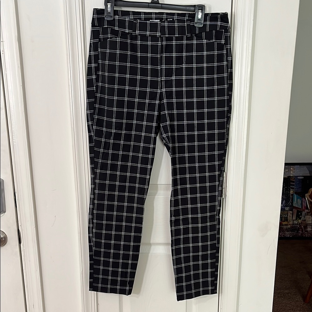 12 Old Navy Black and White Straight Leg Pants with Windowpane Design